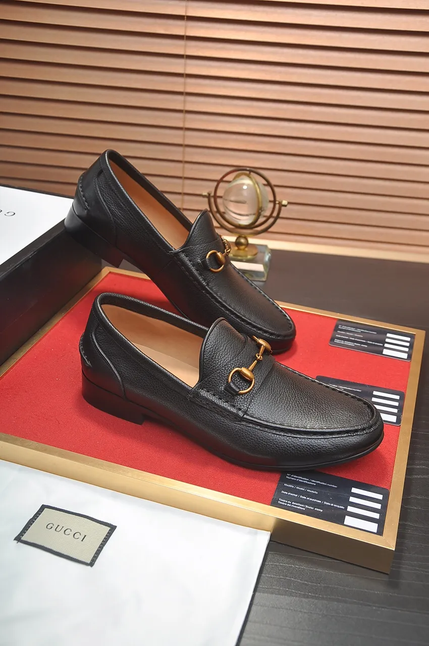 Men's shoes💰500💶Italy's top luxury men's shoe giant (GUCCI) (Gucci) (full cowhide lining) new arrival🍃Original European style🔰 Pleasant to the eye😍In order to make the shoes more durable and non-deformable🌀The production continues to follow traditional methods but there is still no lack of innovation💪Choose original sheepskin for the leather♻️ Smooth and natural And extra bright ⭐Made of imported cowhide, the first choice of rich people 38-45 (45 customized)